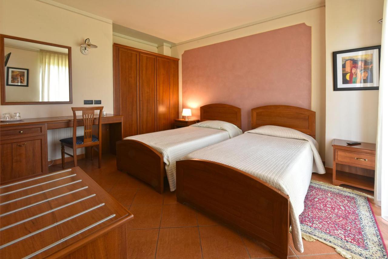 Hotel Ristorante Borgovecchio Montegrosso dʼAsti Buitenkant foto