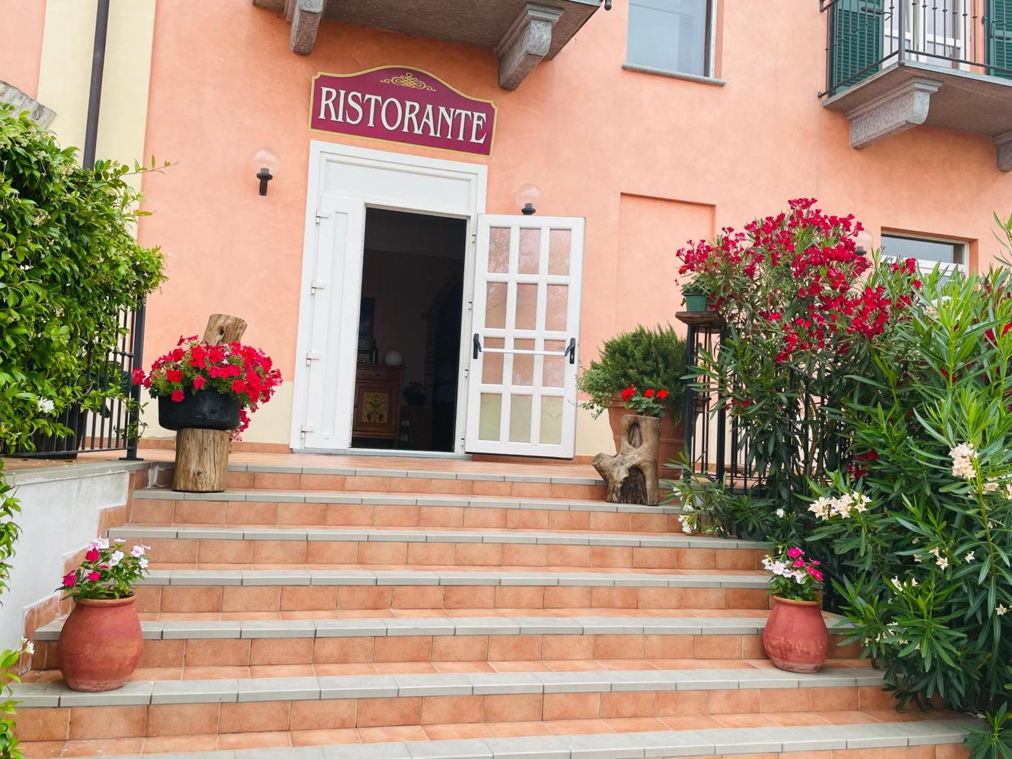 Hotel Ristorante Borgovecchio Montegrosso dʼAsti Buitenkant foto