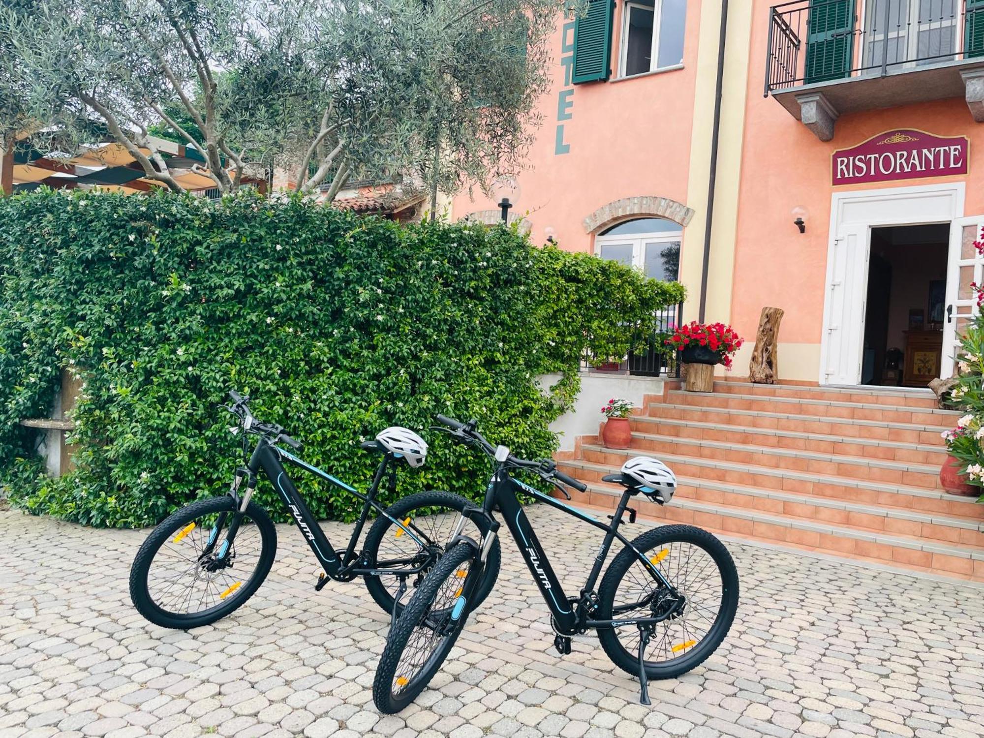 Hotel Ristorante Borgovecchio Montegrosso dʼAsti Buitenkant foto